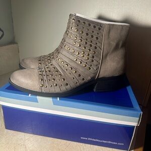 NIB WHITE MOUNTAIN Women's Desire Boot, Stone/Sueded/FAB, Size 10 M